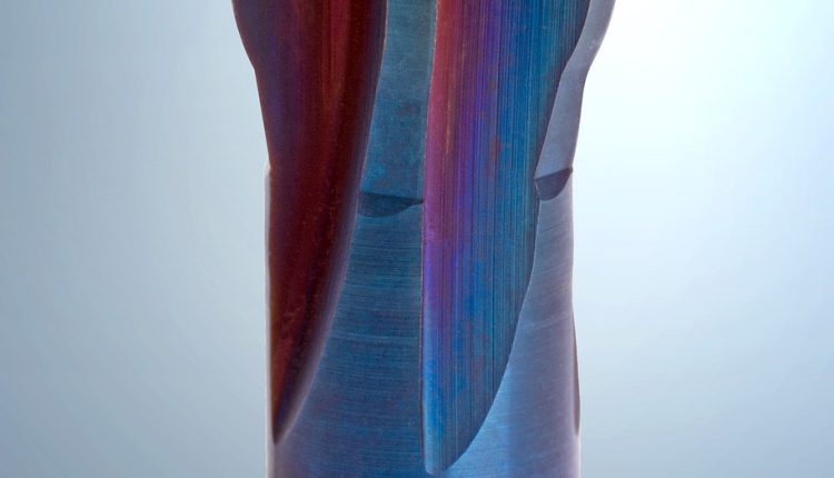 W schludnie zorganizowanym garażu narzędzia wiszą na haczykach i spoczywają w metalowych szafkach