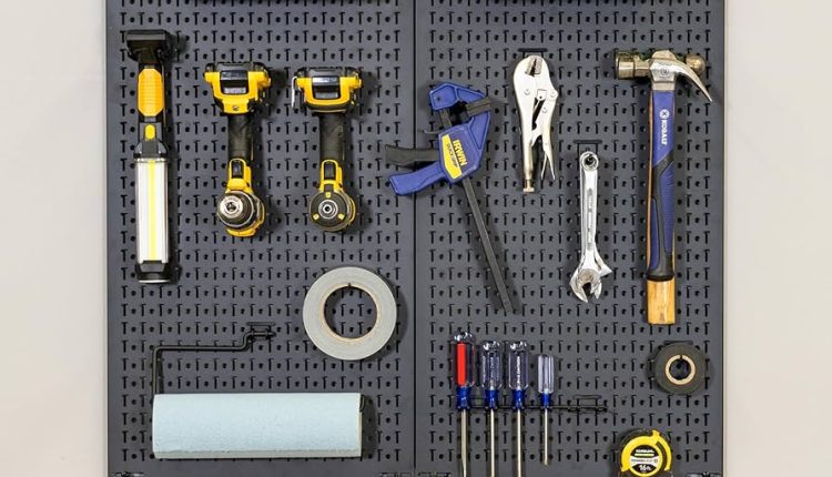 klucze nasadowe leżą w garażu