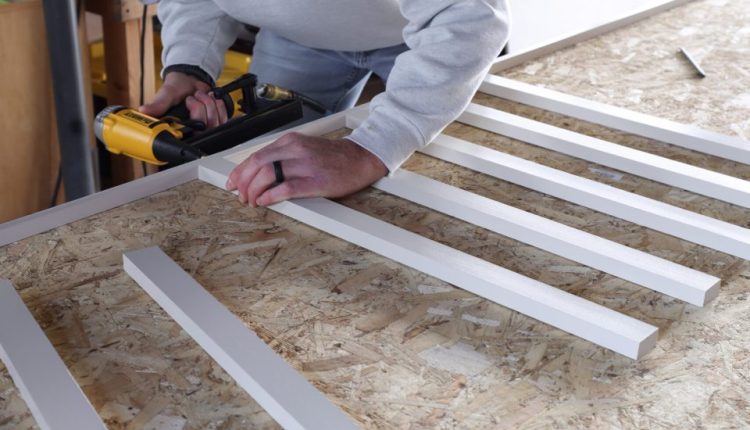 podstawą młotek, wkrętaki i kombinerki