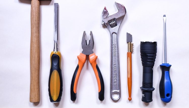 W mieszkaniu zepsuło się sporo rzeczy, więc przyda się porządny zestaw śrubokrętów