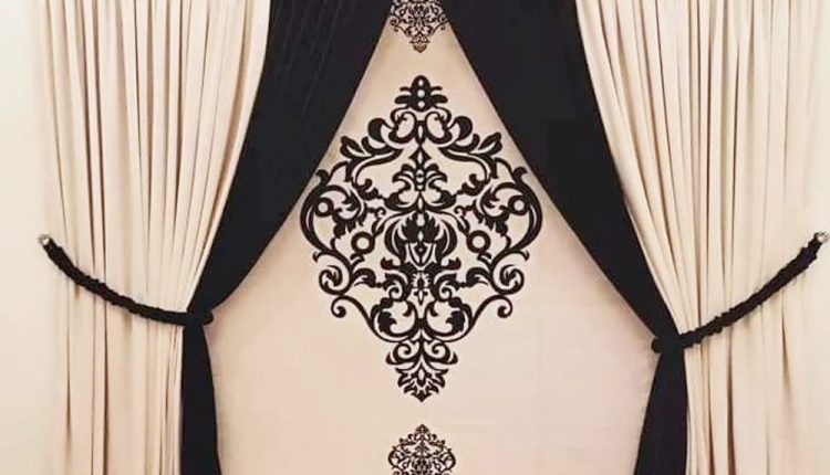 Jasne i delikatne materiały wpuszczą do wnętrza więcej naturalnego światła niż ciężkie tkaniny