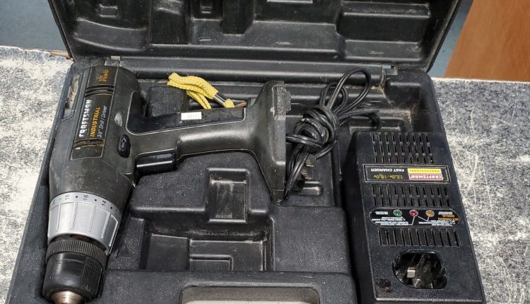 Poręczne elektronarzędzie zasilane baterią, służące do szybkiego wkręcania i wykręcania różnych wkrętów