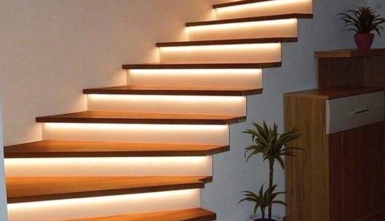 Montaż oświetlenia schodowego zwiększa bezpieczeństwo poprzez dyskretne taśmy LED wzdłuż stopni
