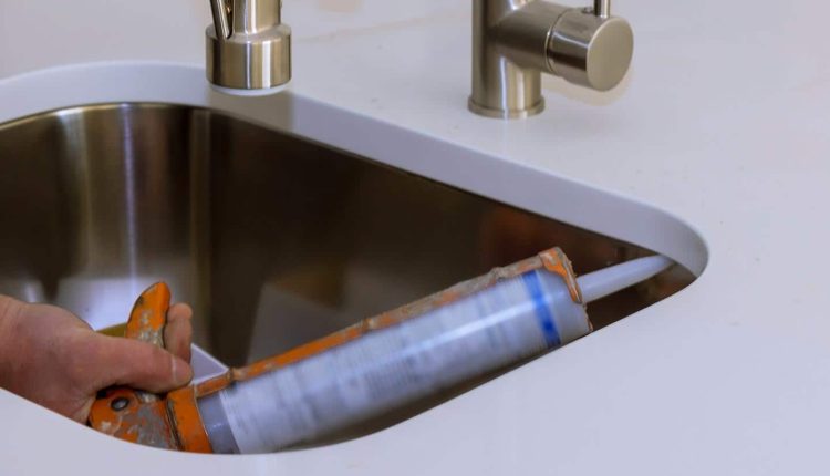 montaż umywalki nablatowej wymaga precyzji