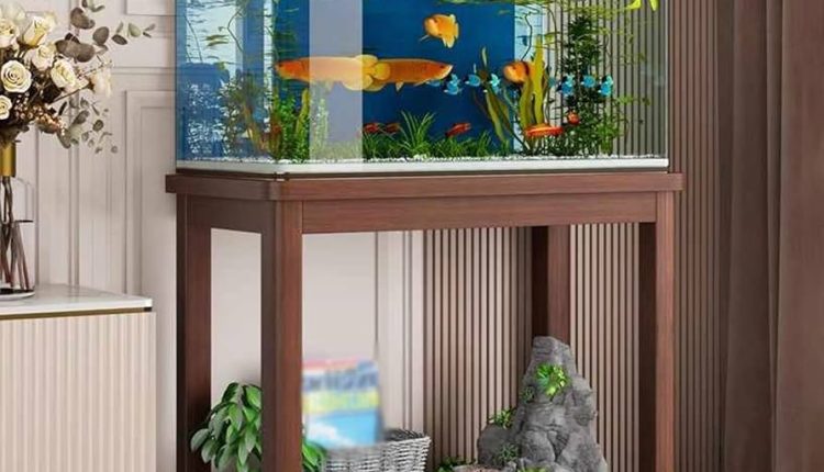 Zbuduj szafkę pod akwarium z mocnych płyt drewnianych, wzmacniając podporami i regulując wysokość nóg