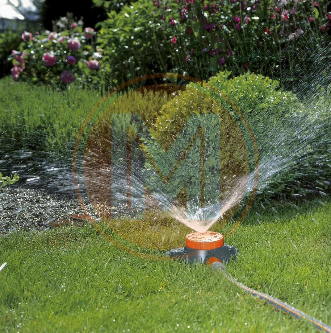 Czujnik deszczu Gardena zamontowany na tyczce nad trawnikiem w deszczowy dzień