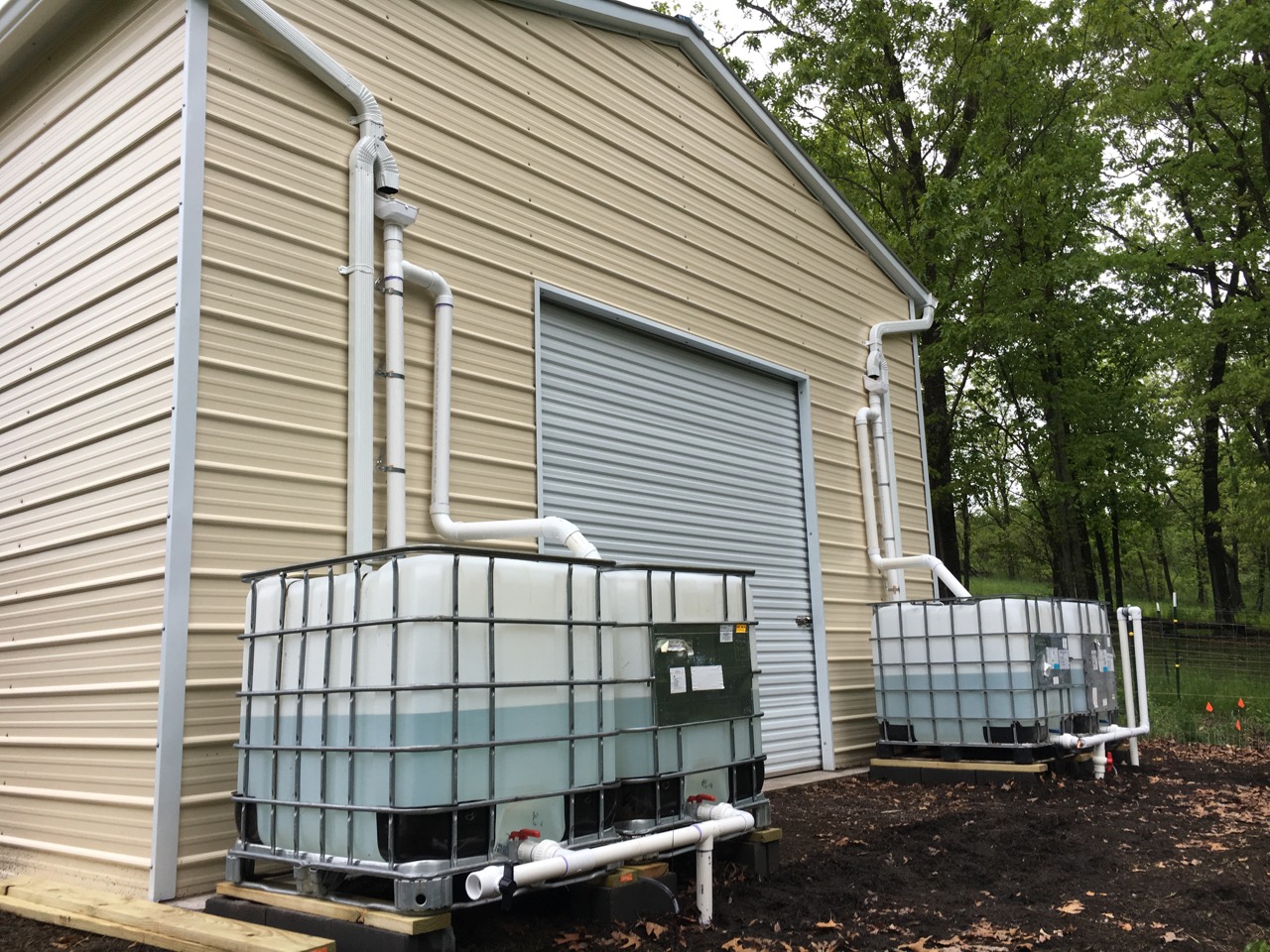 kopanie fundamentu pod zbiornik deszczówki robotnik kopiący dół podziemny pod zbiornik na deszczówkę w ogrodzie