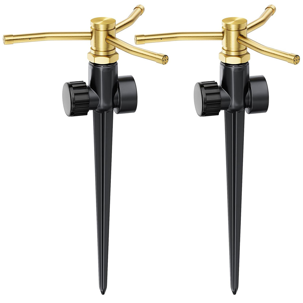 Instalacja podziemnych rur Gardena w wykopanym rowie na trawniku ogrodowym