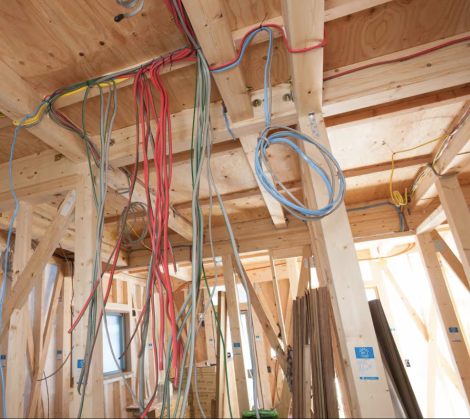 Elektryk przygotowujący kanały podtynkowe do nowych przewodów