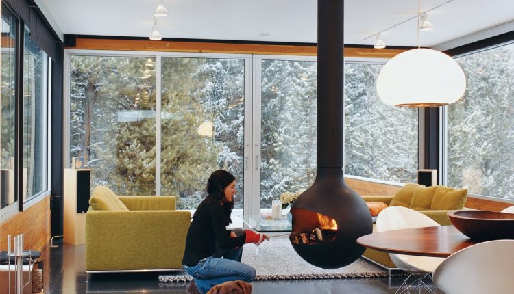 nowoczesny kominek z płomieniami w minimalistycznym salonie z szarą sofą i drewnianą podłogą