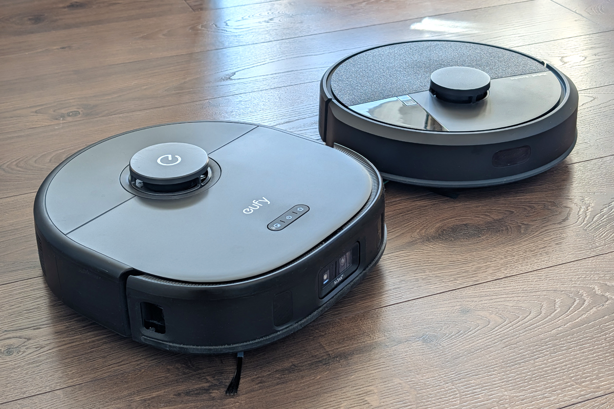 opróżnianie pojemnika na kurz z odkurzacza robot pełny pojemnik na kurz wyciągnięty z szarego odkurzacza