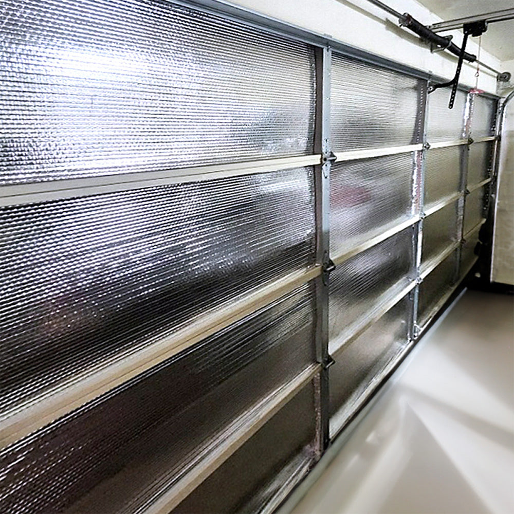 narzędzia do montażu bramy garażowej narzędzia montażowe jak wiertarka i klucze na podłodze garażu