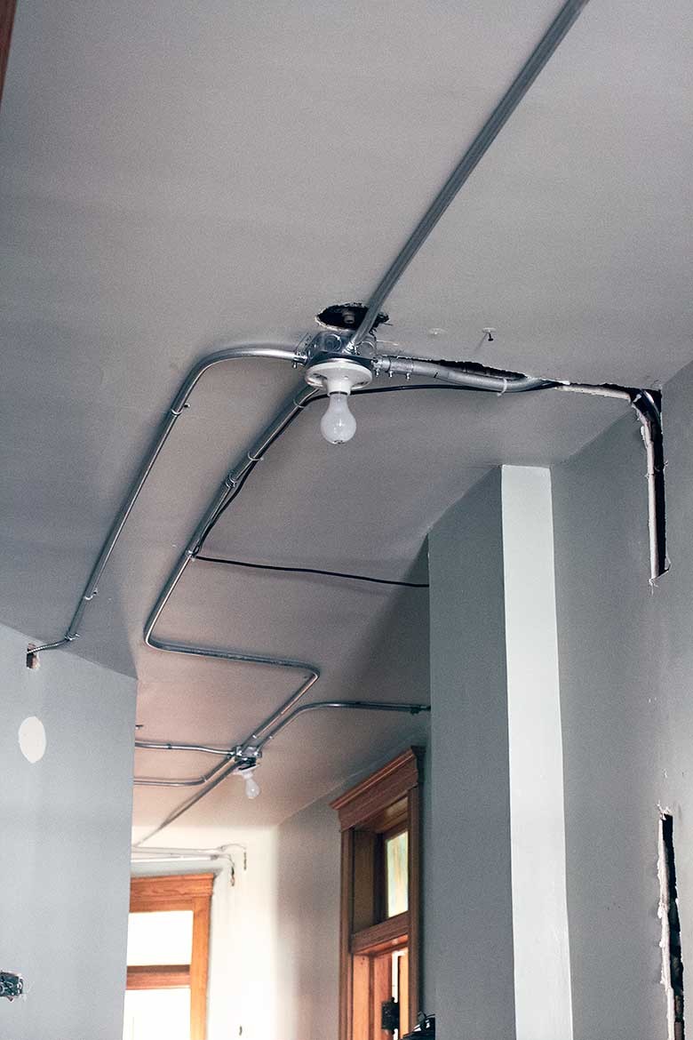 Technik podłączający gniazdko elektryczne do świeżych przewodów