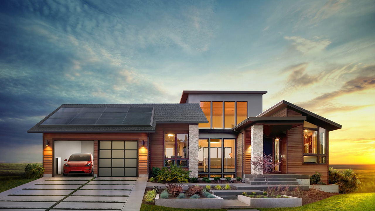 panele fotowoltaiczne na południowym dachu domu z widokiem na ogród