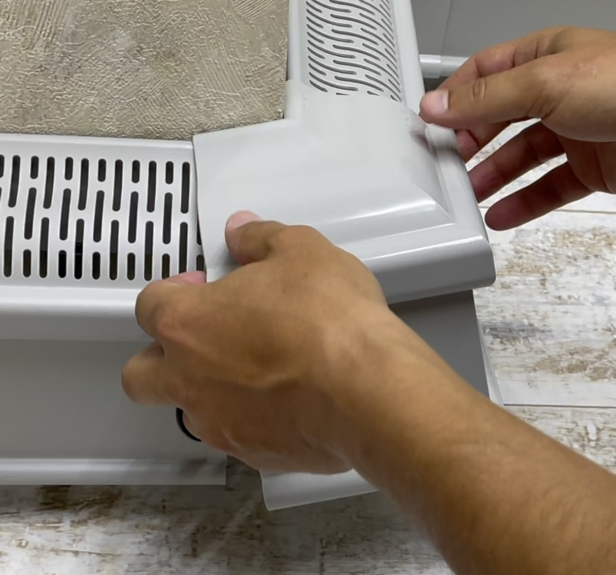 mierzenie długości listwy przypodłogowej miarka zwijana mierząca długość listwy przypodłogowej przy ścianie i podłodze