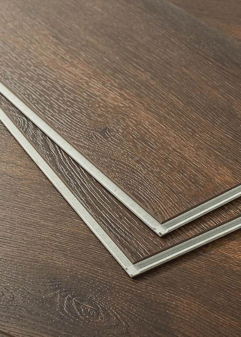 zadowolona rodzina stoi na nowej podłodze panelowej w salonie z sofą i dywanem