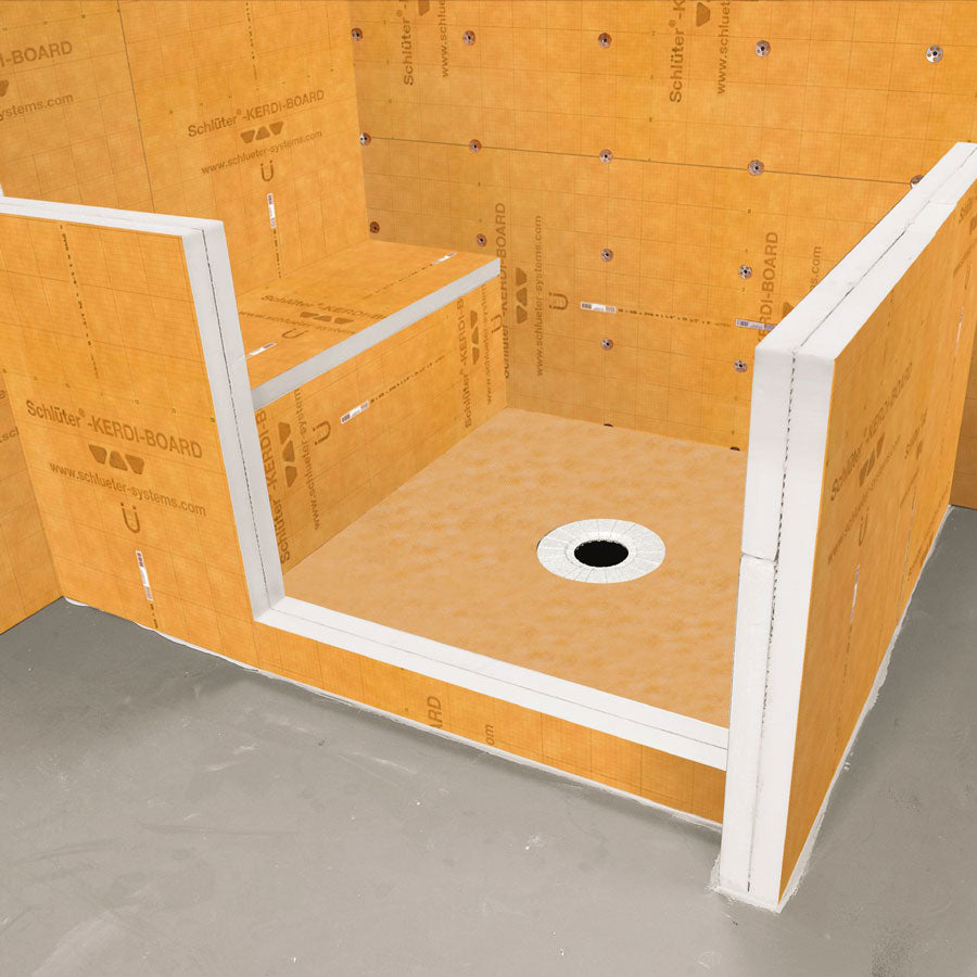 oznaczenia wodoodporności na krawędzi zielonej płyty gipsowo-kartonowej w zbliżeniu