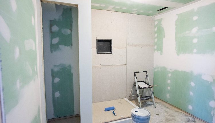 nowoczesna łazienka z płytami gipsowo-kartonowymi na ścianach i podwieszanym sufitem