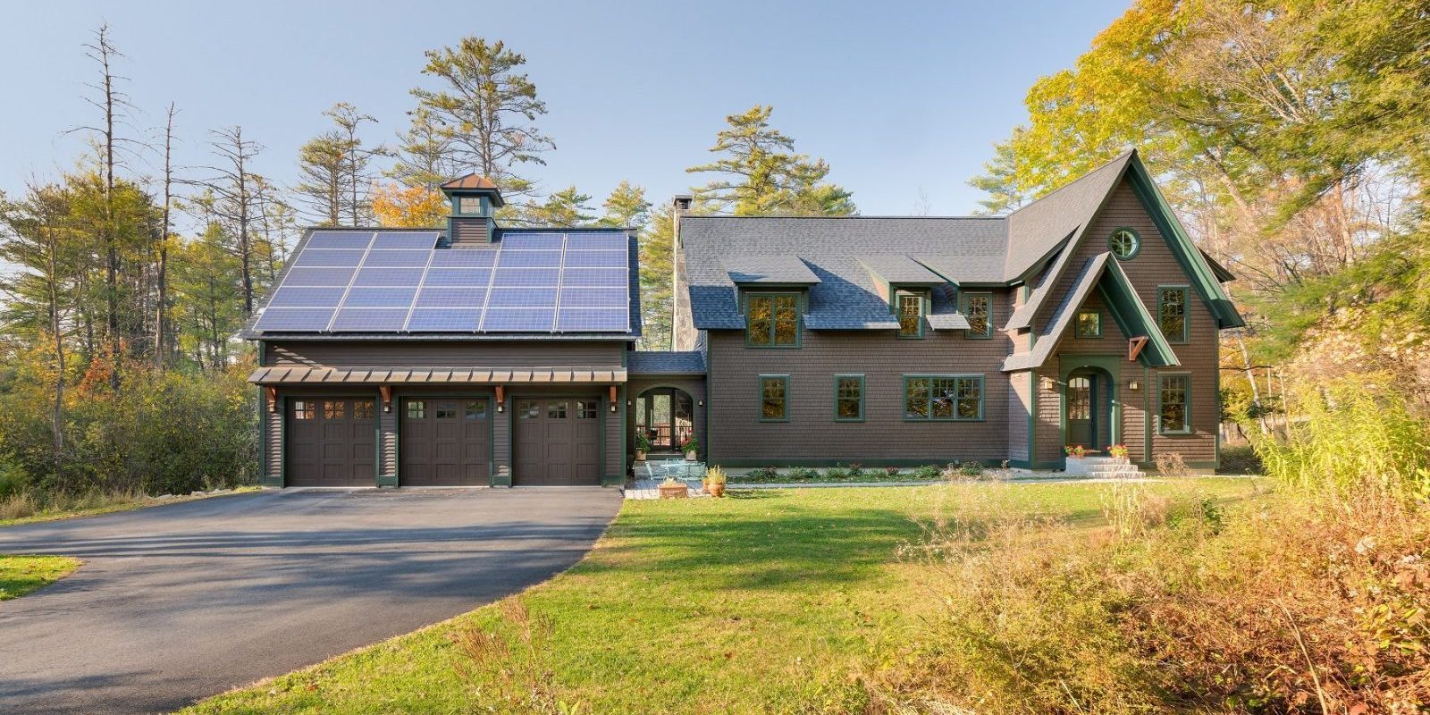 termostat inteligentny na ścianie salonu z wyświetlaczem temperatury i wilgotności