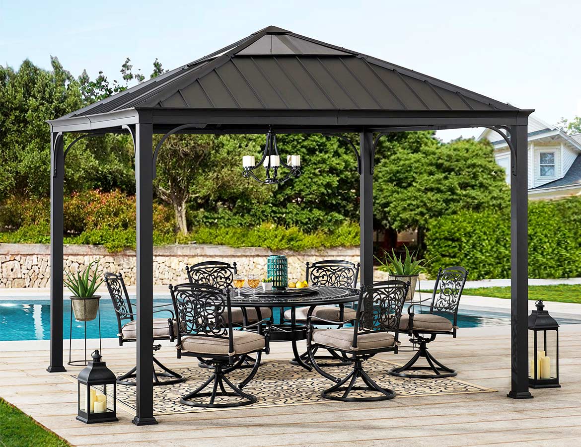 mężczyzna mocujący drewniany słup do betonowego bloku fundamentu