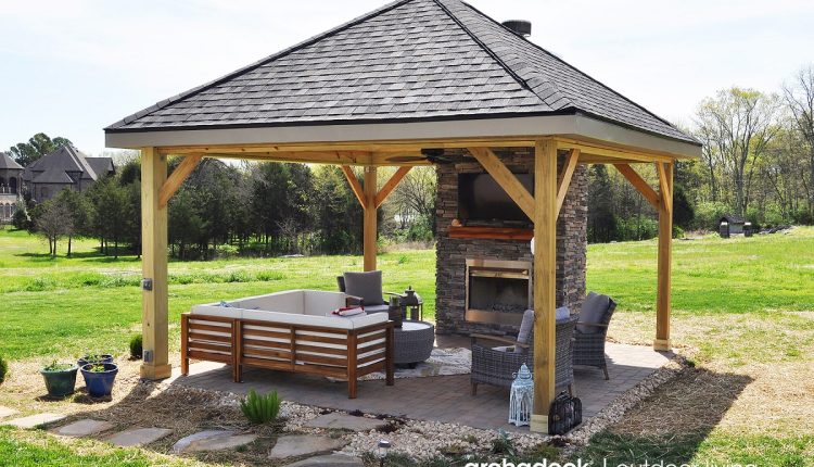 drewniana altana ogrodowa z zadaszeniem w zielonym ogrodzie pełnym kwiatów