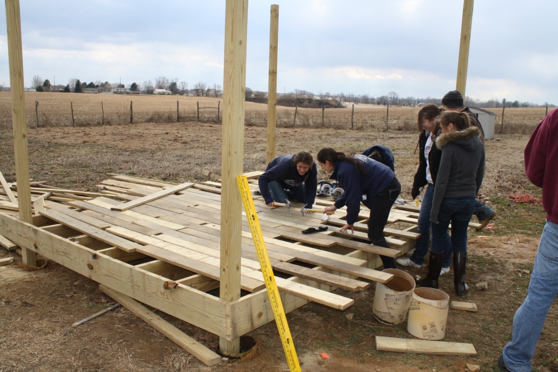 krokwie dachowe przybijane do słupów konstrukcji altany