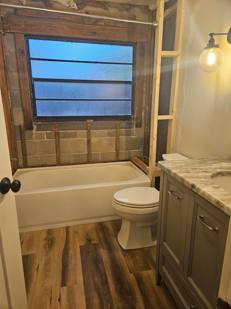 płyta gipsowo-kartonowa impregnowana z niebieskim rdzeniem obok symboli wodoodporności