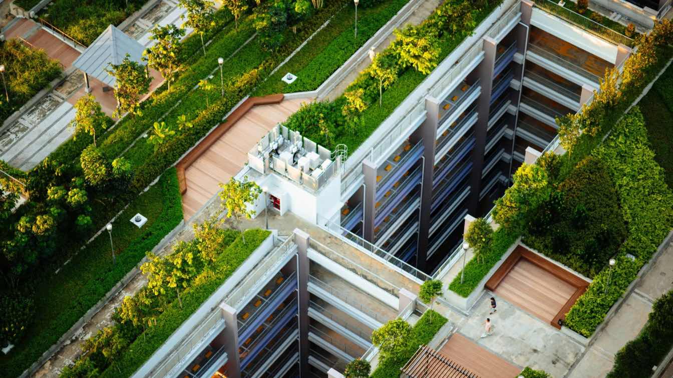 lampy LED wpuszczane w sufit salonu z ciepłym białym światłem