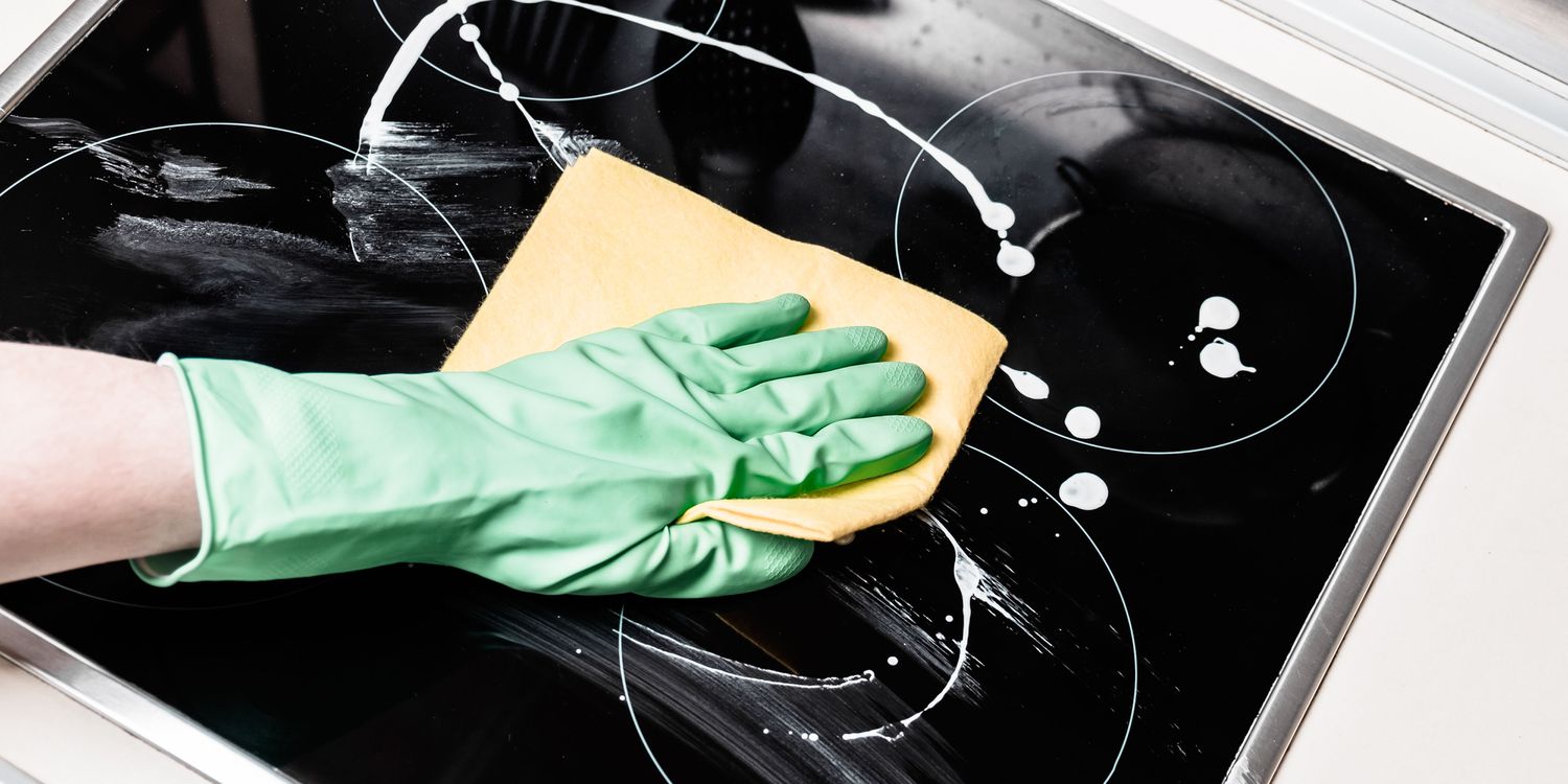 Etap wykańczania płyty po czyszczeniu szklana płyta indukcyjna w czasie końcowego czyszczenia preparatem
