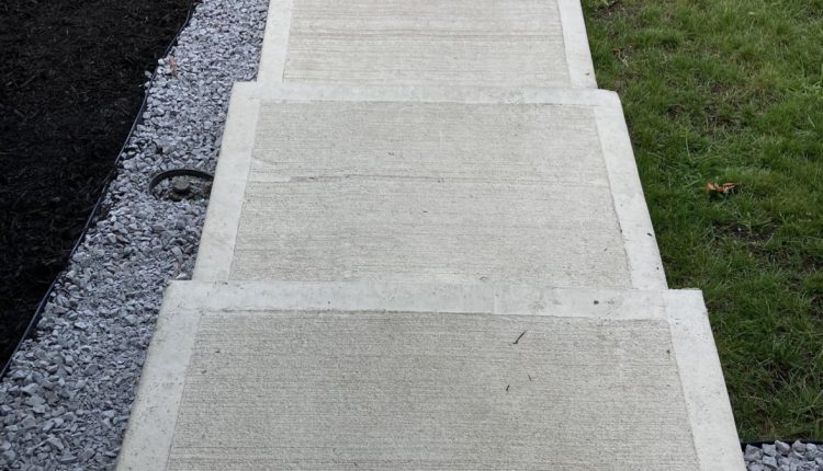 ścieżka z płyt betonowych w ogrodzie